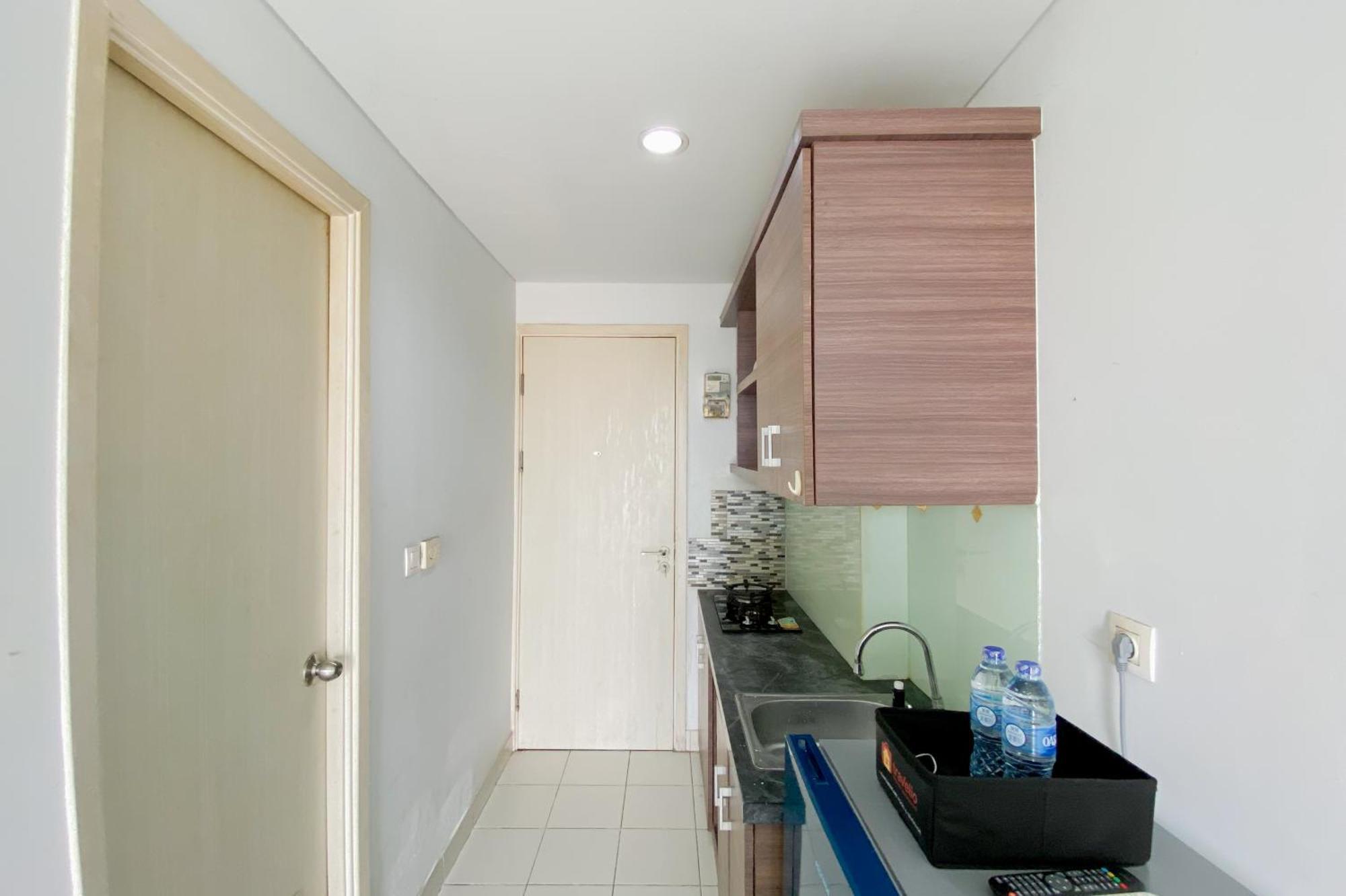 Simply Look 1br With Extra Patraland Urbano By Travelio Apartemen