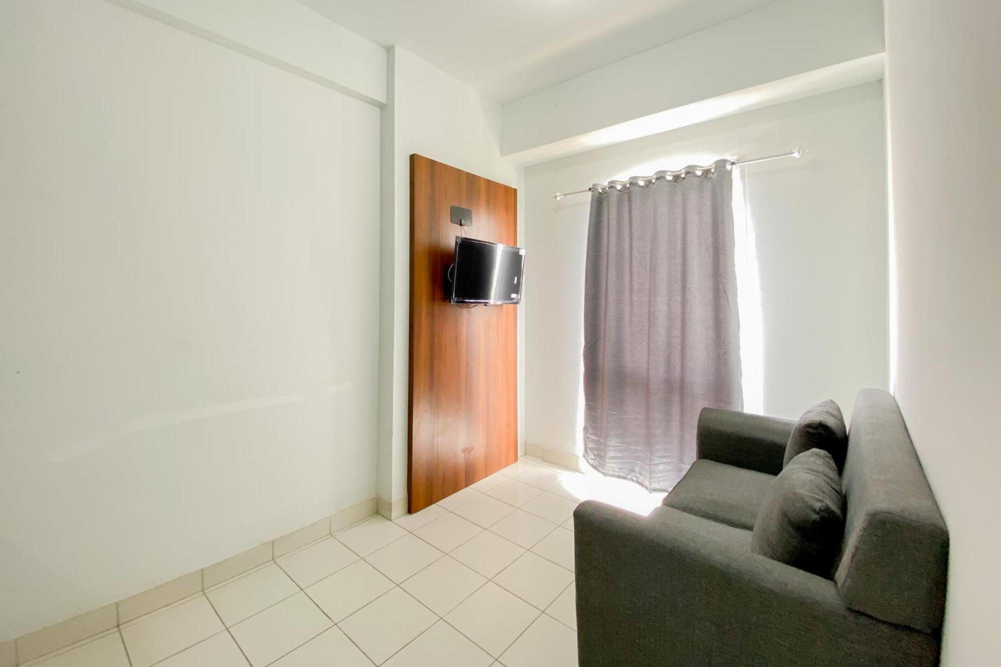 Simply Look 1br With Extra Patraland Urbano By Travelio Apartemen