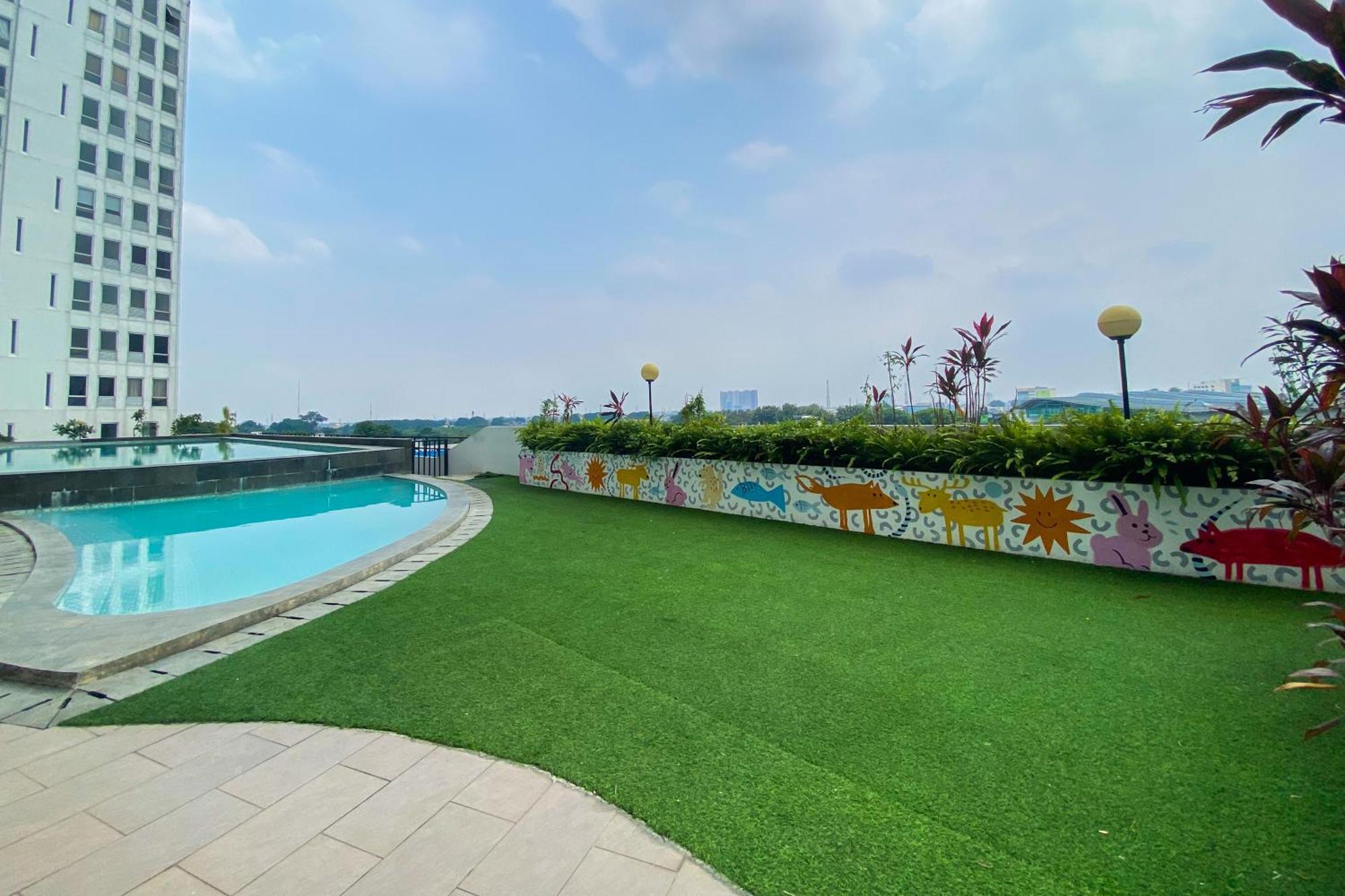 Simply Look 1br With Extra Patraland Urbano By Travelio Apartemen