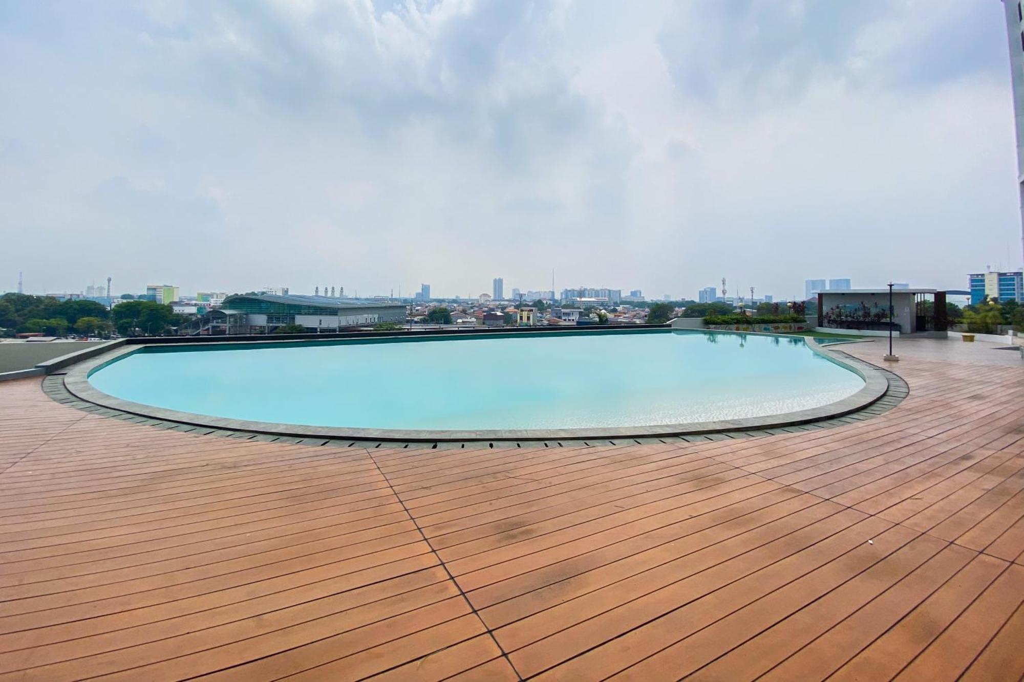 Simply Look 1br With Extra Patraland Urbano By Travelio Apartemen